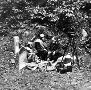 Fotografi e le loro attrezzature in una spedizione per fotografare l